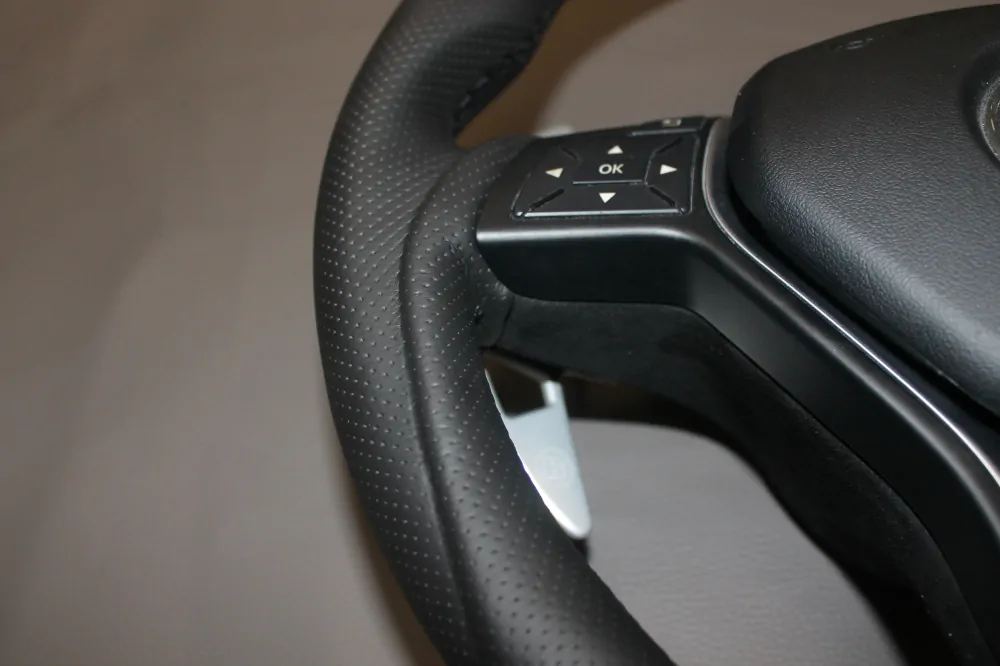 btswmc00043-steering-alcantara.jpg